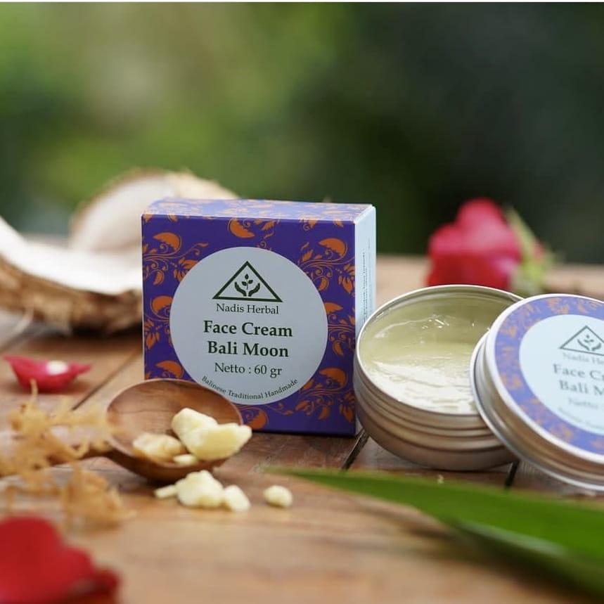 stangrinamasis, priešraukšlinis veido kremas 'Bali Moon'