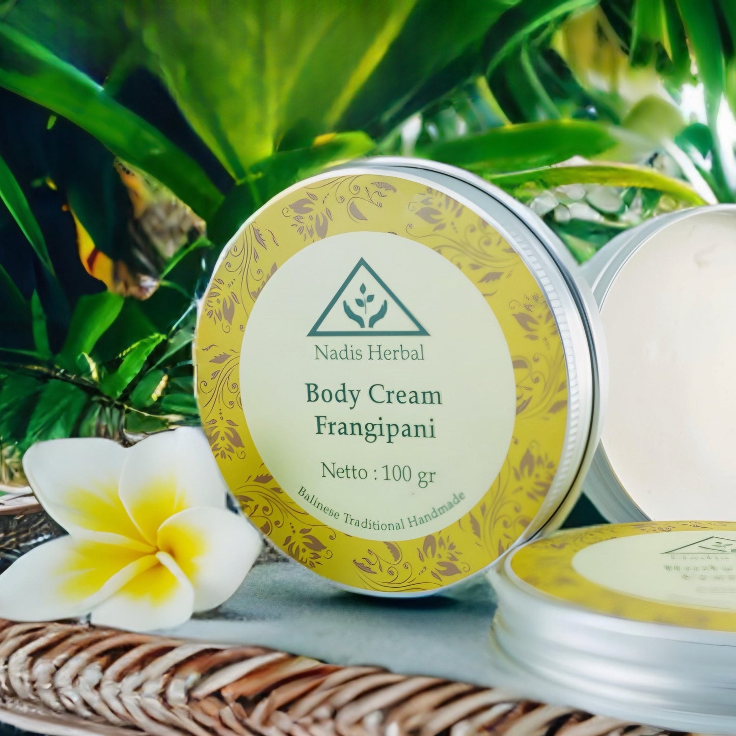 natūralus kūno kremas su frangipani eteriniu aliejumi jaunina, putlina, drėkina Nadis Herbal